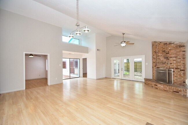 Foto del edificio - 15803 Lakedale Dr