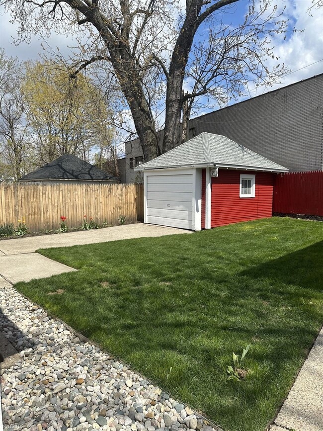 Building Photo - 3 br, 1 bath House - 1524 Coit Ave NE Howe...