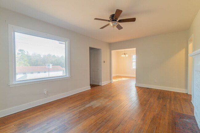 Building Photo - Adorable Bungalow