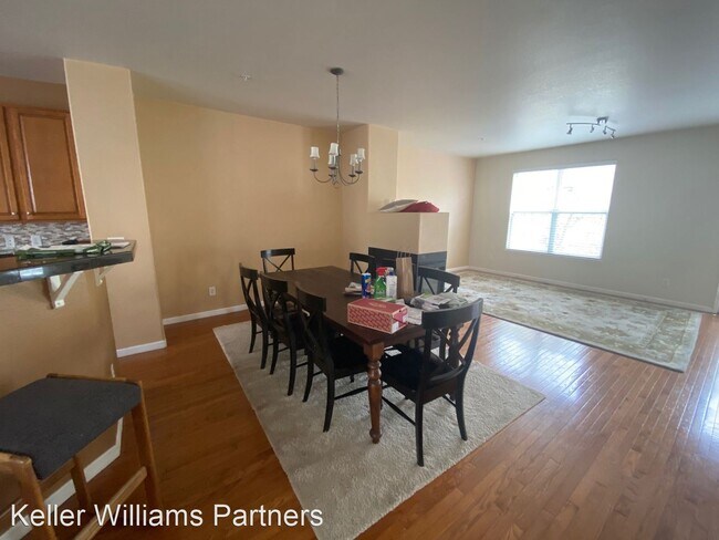 Building Photo - 4 br, 3.5 bath House - 847 Victoria Ridge ...