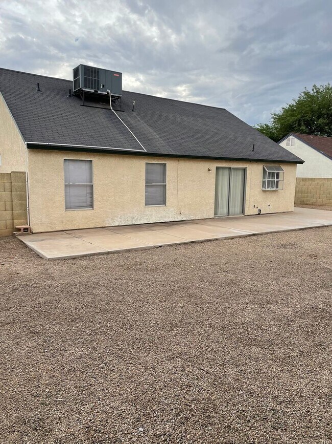 Foto del edificio - Charming 3 bed 2 bath single level home wi...