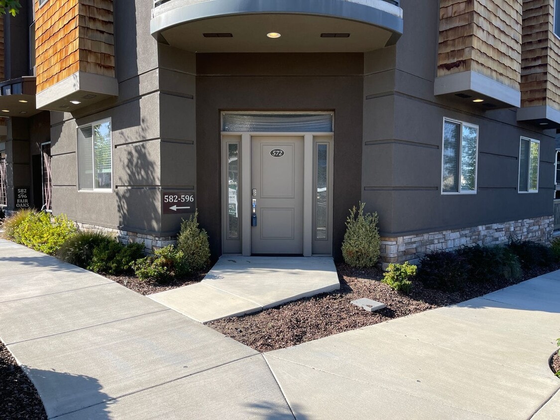 Primary Photo - Beautiful 2bd/2bth Located at Meadowbrook ...