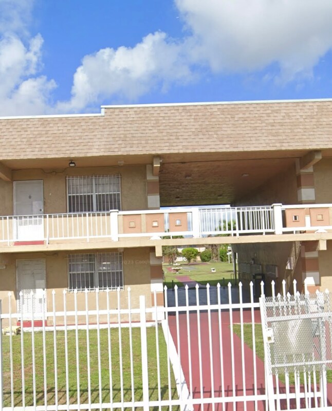 Foto del edificio - 301 NW 177th St