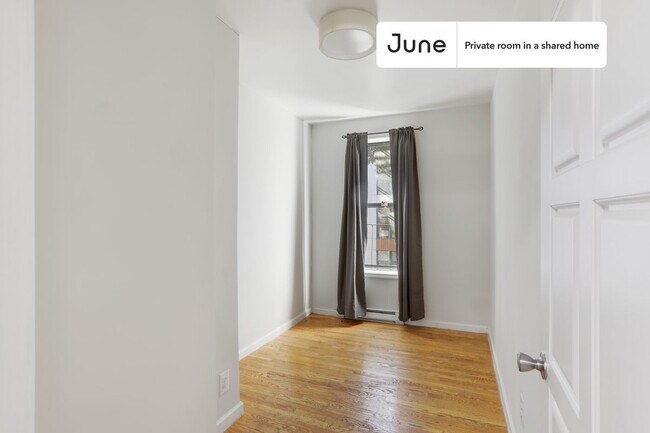 Foto del edificio - Private bedroom in 3 bed/1 bath Home