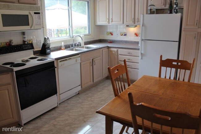 Building Photo - 4 br, 2 bath House - M15 and Waldon area