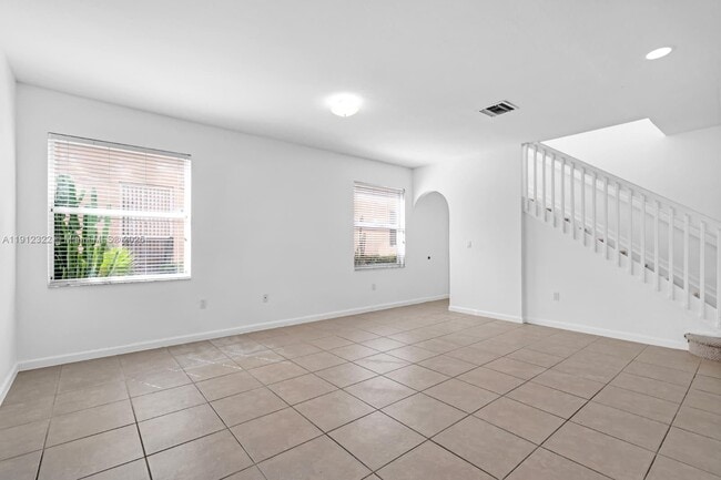 Building Photo - 1095 NE 39th Ave