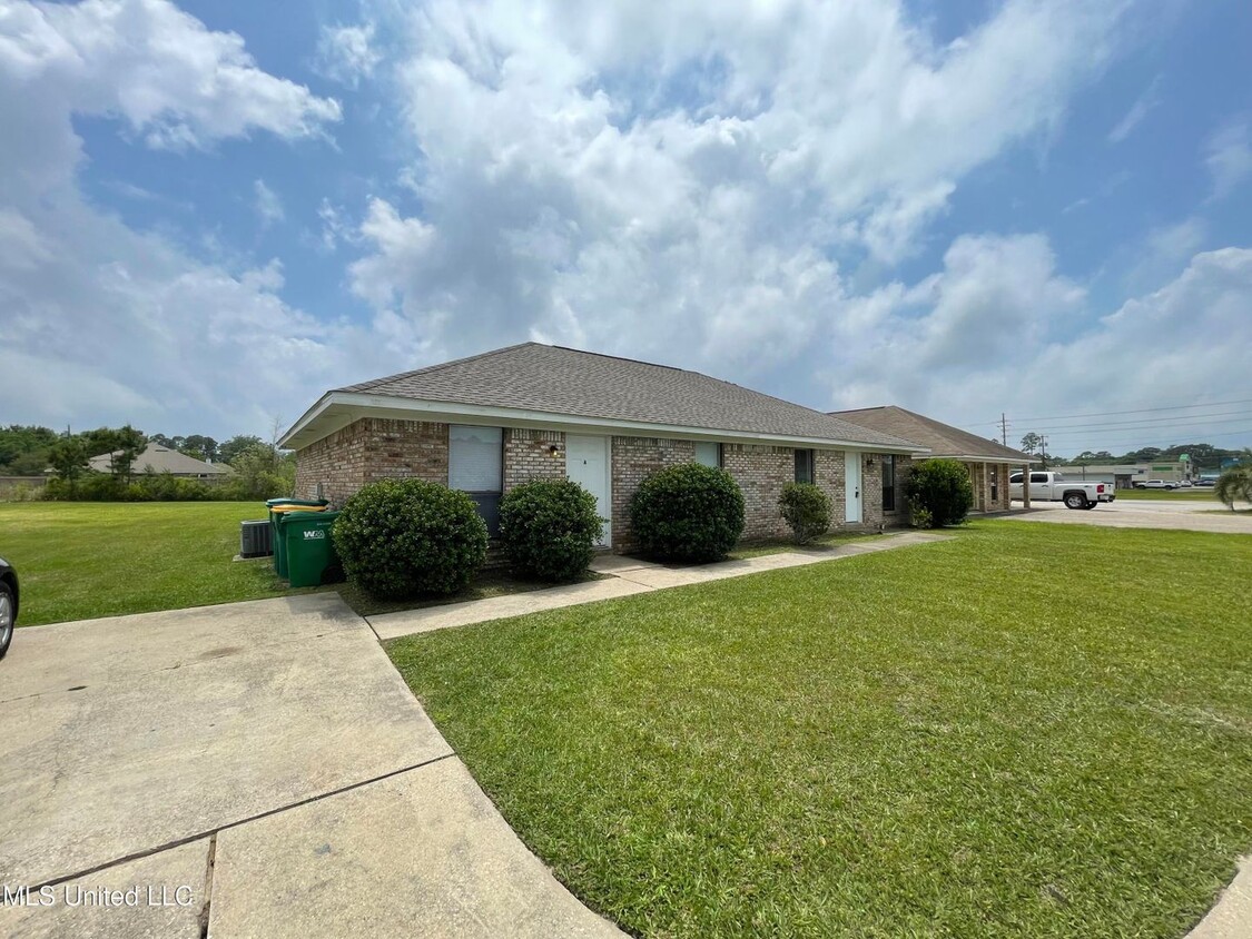 Primary Photo - 8805 Old Spanish Trail