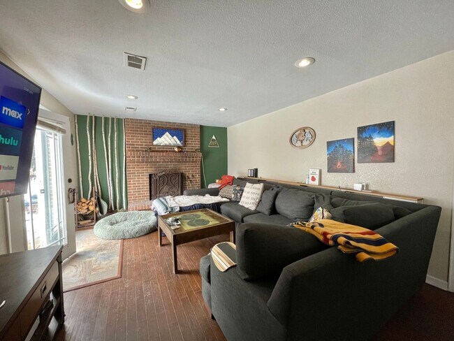 Building Photo - Wonderful Tri-Level Home in Westminster! A...