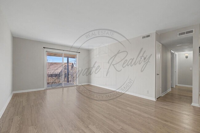 Foto del edificio - Two Bedroom Condo, 2nd Floor, across from Madison Park with stackable washer/dryer!