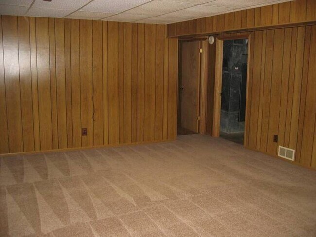 Building Photo - $1,250- 3 bed, 2 bath w/ Garage in Des Moines