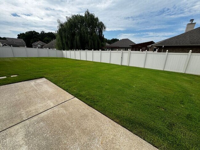 Foto del edificio - Near Redstone Arsenal Gate 1 with fence, storm shelter and AMAZING spa shower in primary suite