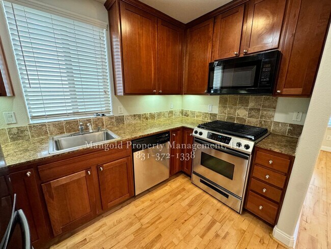 Building Photo - 3-Bed 3-Bath House Located in Marina Neigh...
