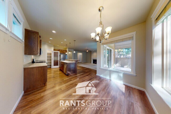 Foto del edificio - Beautiful 5 Bedroom 4 Bath Home in the sou...