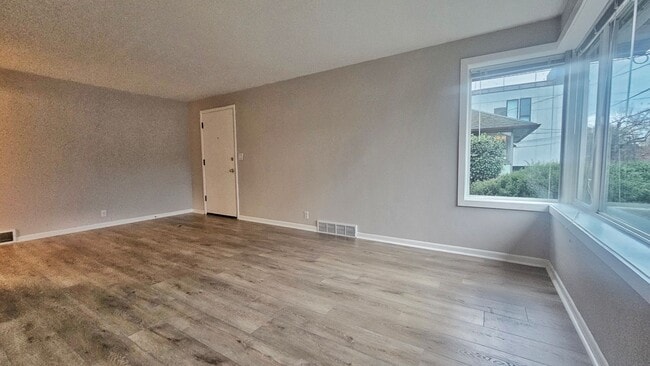 Foto del edificio - Charming 2 Bedroom 1 bath Brick Duplex in Rainier Ave S.