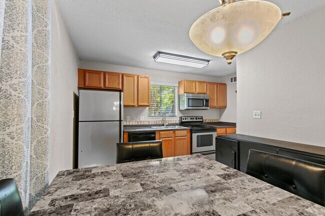 Building Photo - Two Bedroom Two Bath in Hawthorne Reserve
