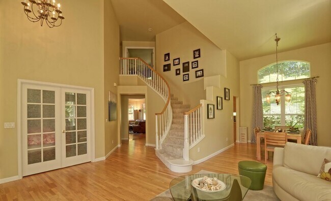 Foto del edificio - An Elegant impeccably maintained home with...