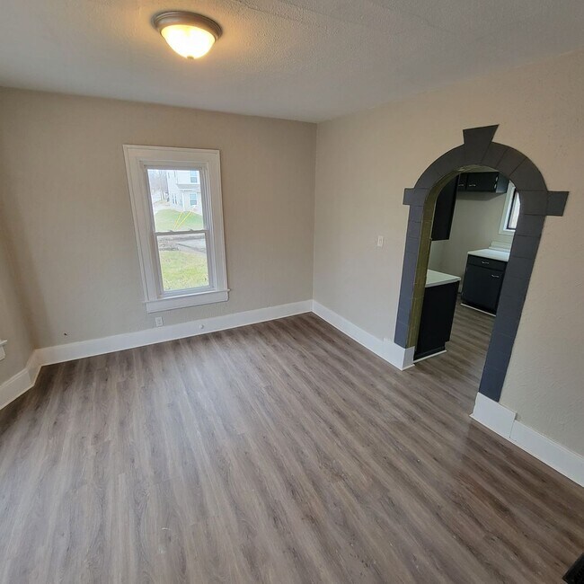 Building Photo - Stunning 3 Bed, 1 Bath Home on corner lot!