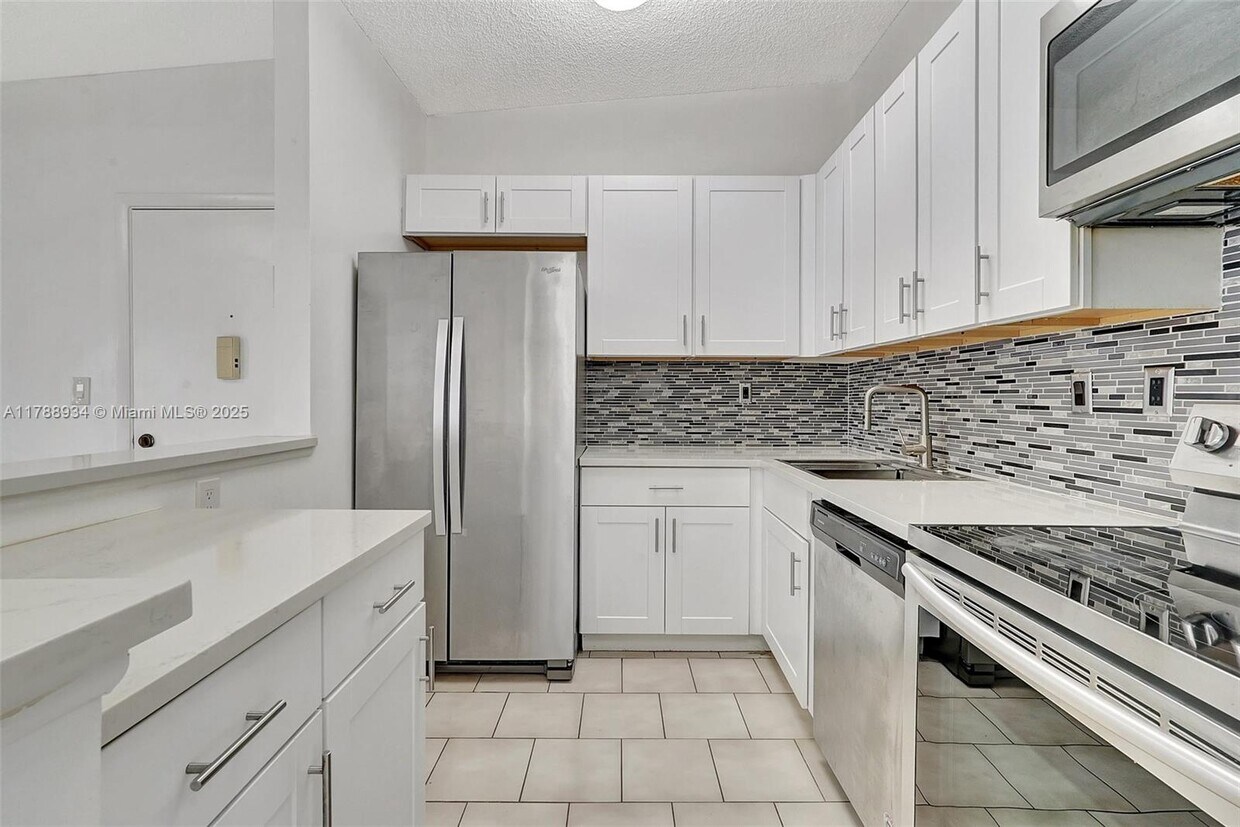 Foto principal - 825 NE 199th St