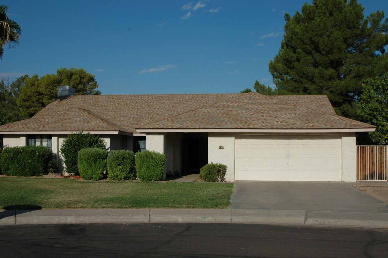 Primary Photo - 1911 E Jeanine Dr