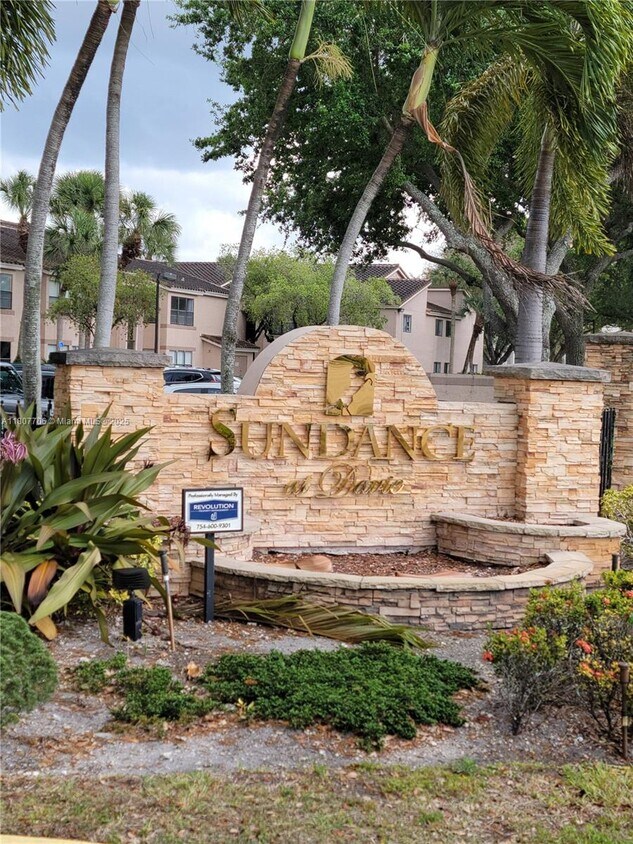 Foto principal - 2900 S University Dr