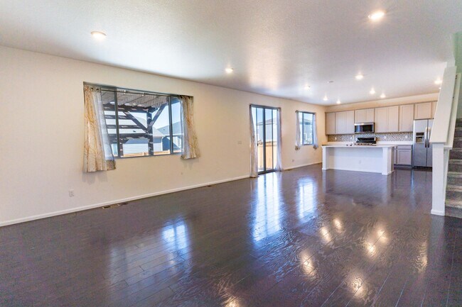 Foto del edificio - Available NOW! 4 Bedroom 3 Bath Beautiful Home