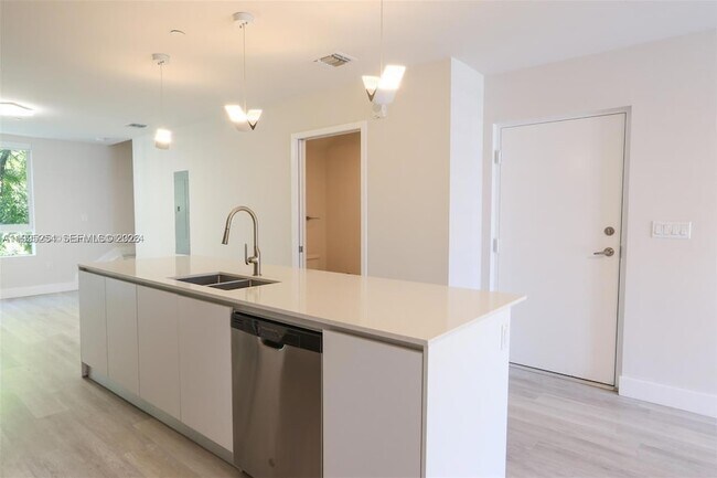 Foto del edificio - 2555 NE 193rd St