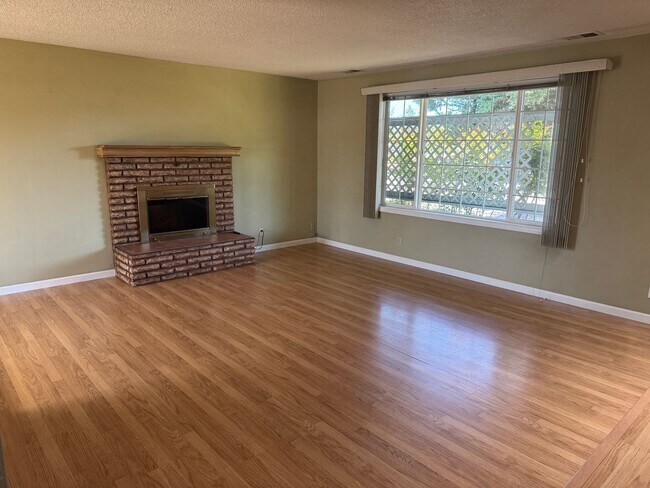 Foto del edificio - 2-bedroom/1 bathroom duplex with garage and shed!