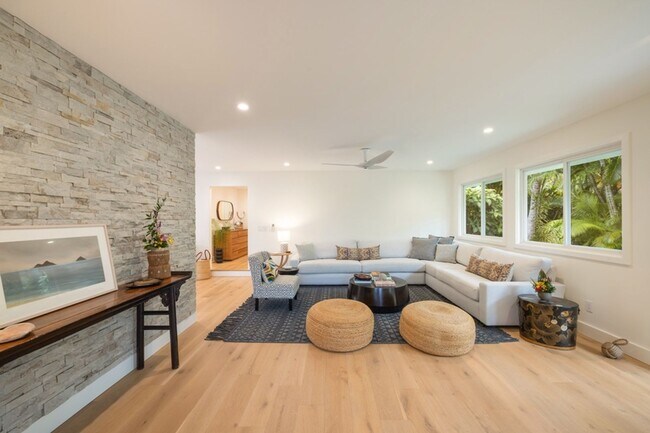 Foto del edificio - Majestic Retreat: Close to Beach, Designer Details, Expansive Rear Deck Views