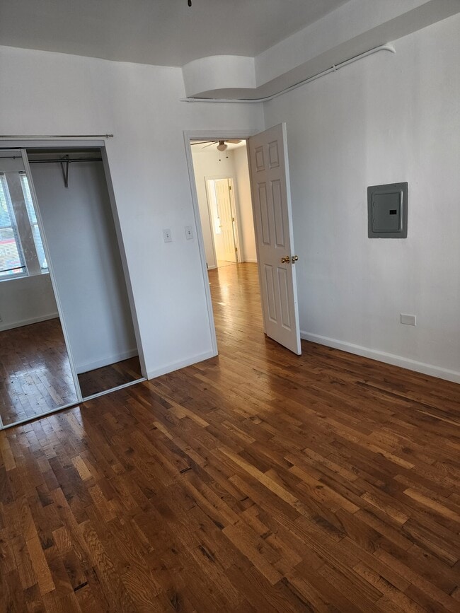 Building Photo - 1549 N Maplewood Ave