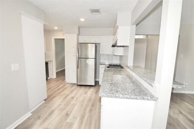 Building Photo - 2423 Quail Valley E Dr