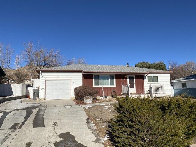 Building Photo - 225 La Paloma Dr