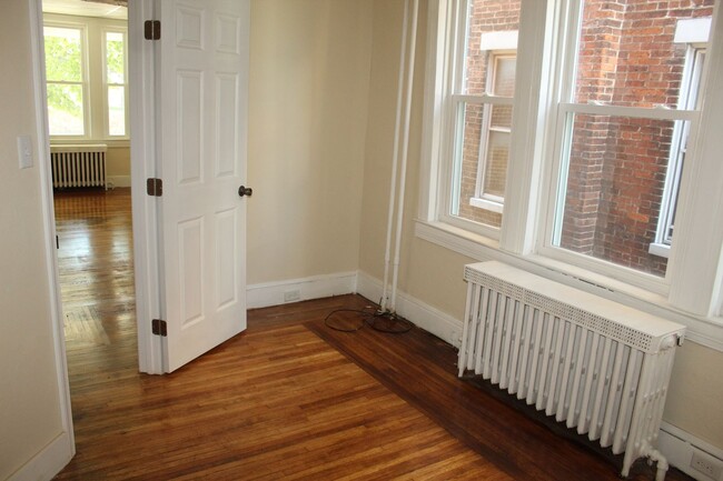 Building Photo - 1st Floor Apartment