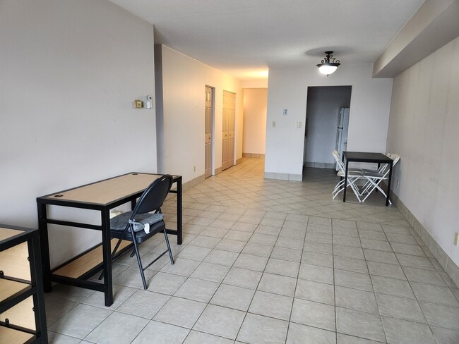 Photo du bâtiment - 1700 University Ave W