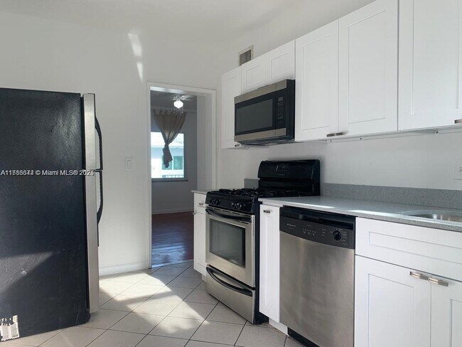 Building Photo - 7207 Bay Dr