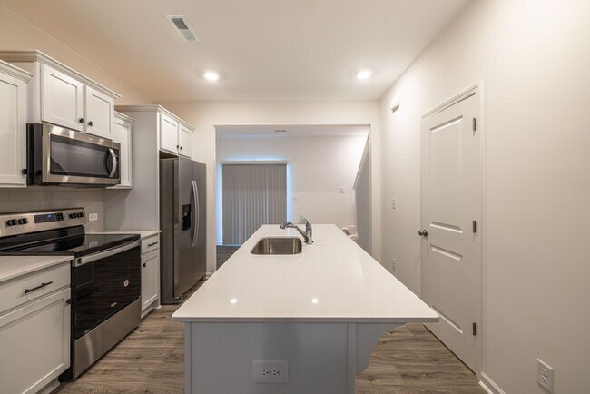 Foto del edificio - Lowell Townhome End Unit