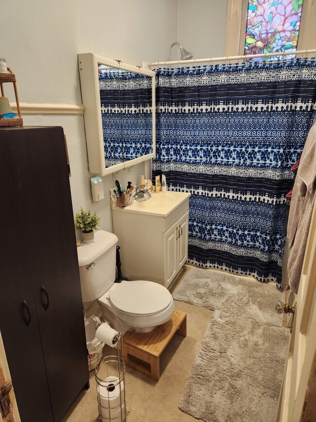 bathroom - 1549A N Warren Ave