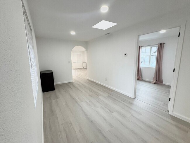 Foto del edificio - Beautifully Remodeled 2 Bedroom 1 Bath Hom...