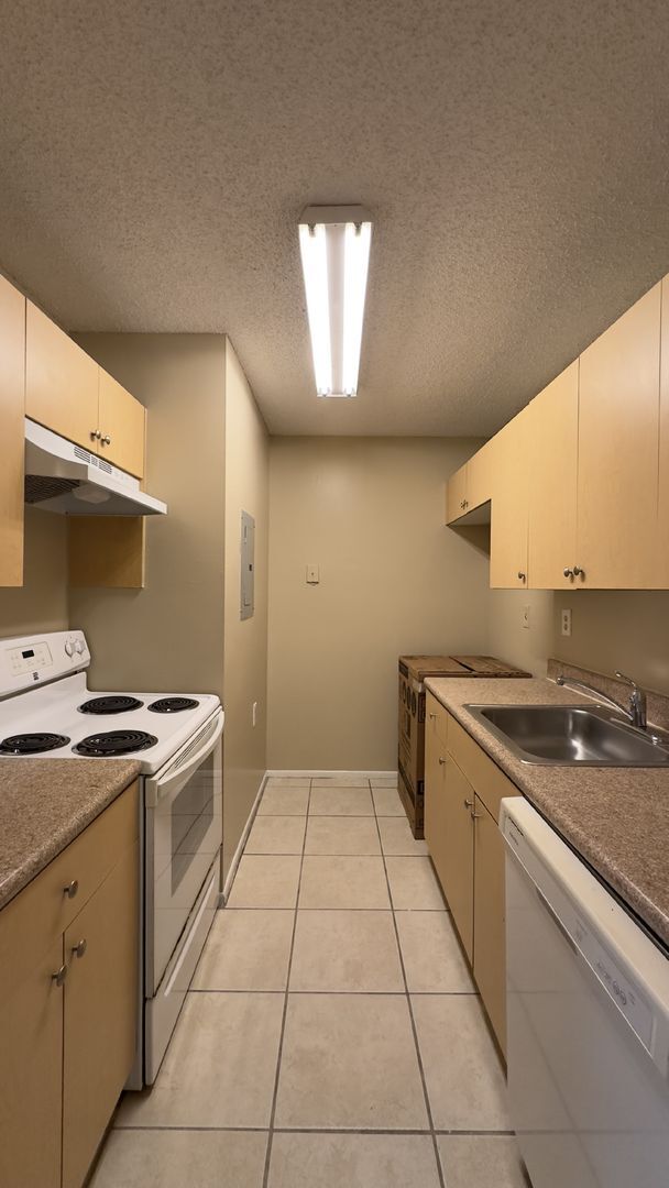 Building Photo - Charming 2-Bed Condo Retreat in West Palm Beach – Cozy Living Awaits!