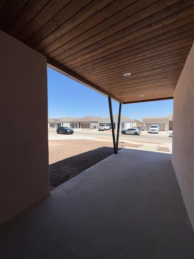 Foto del edificio - 14816 John McNeely Ave