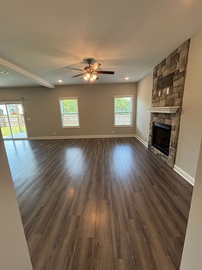 Foto del edificio - 4 Bedroom 2 1/2 Bath Pet Friendly Home For Rent Near Post!