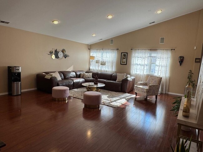 Foto del edificio - 587 Saddlebrook Ln