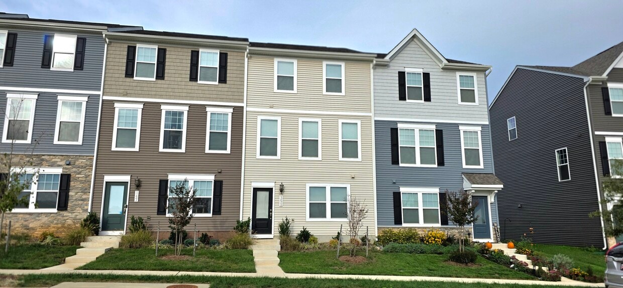 Townhome - Front View - 351 Presidents Pointe Ave