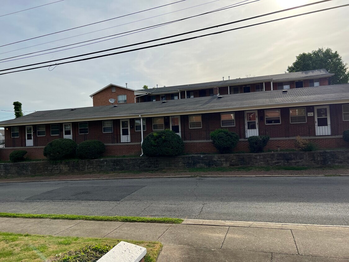 Primary Photo - 223 Mountain Ave SW
