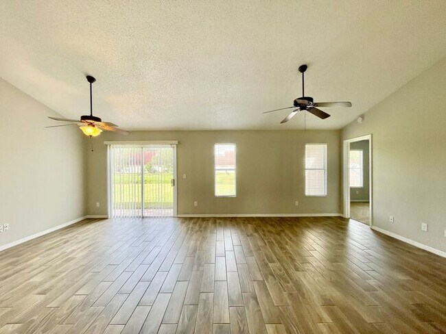 Building Photo - Cute 4/2 EAST Orlando Home in Wedgefield!