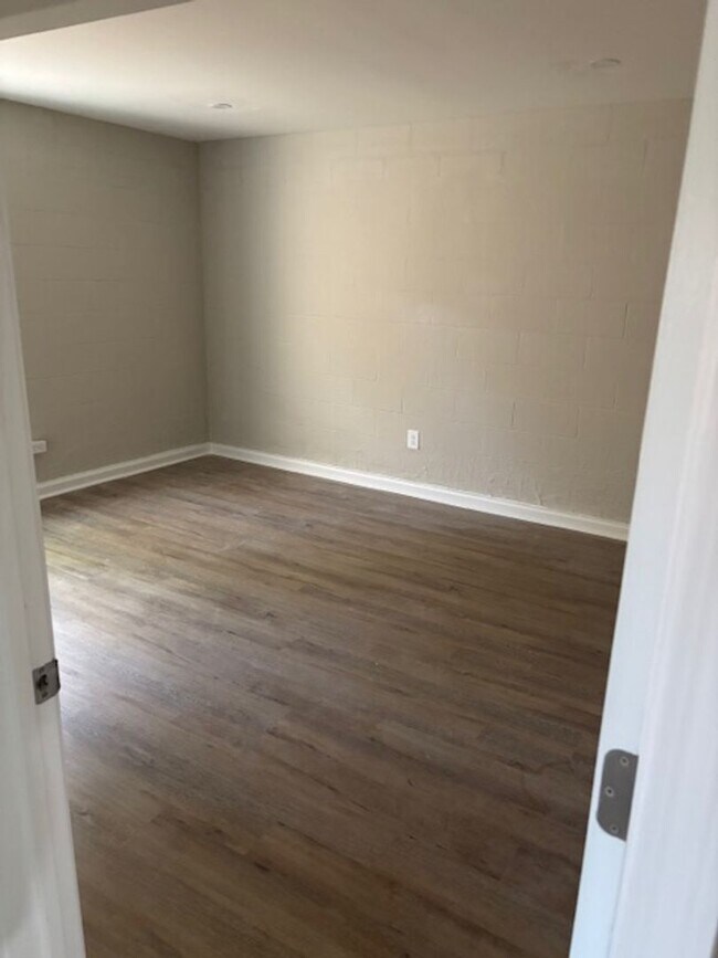 Building Photo - 3 Bedroom 1 bathroom lower level home in N...