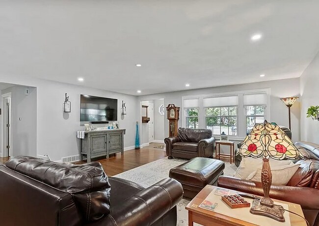 Foto del edificio - 7597 Manor Ln