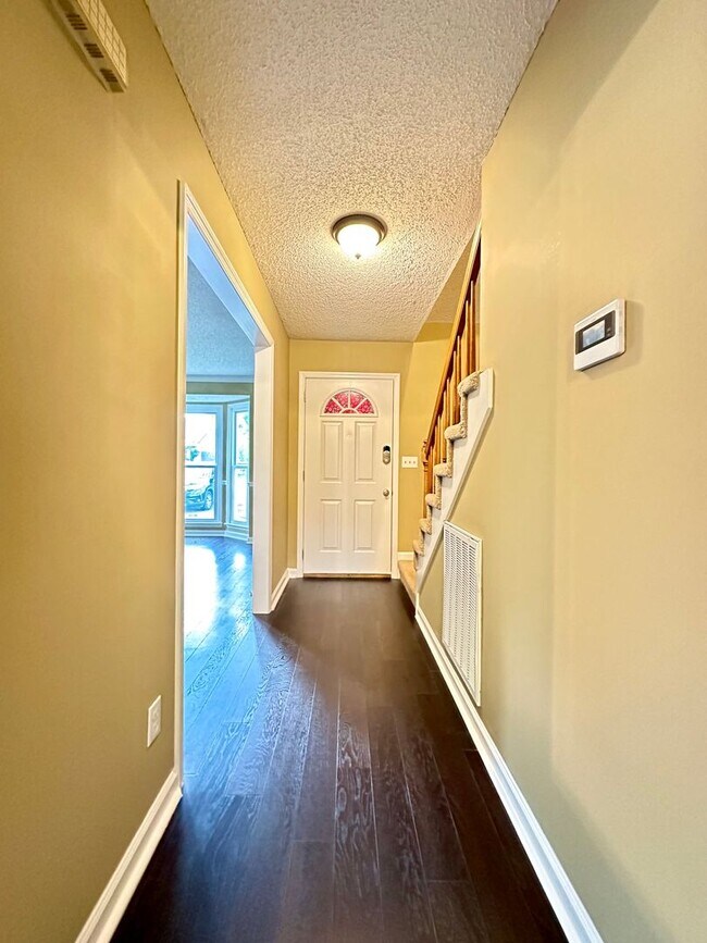 Building Photo - 642 Gardendale Ln