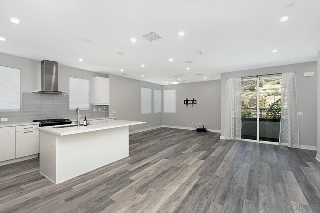 Building Photo - 2701 Community Dr