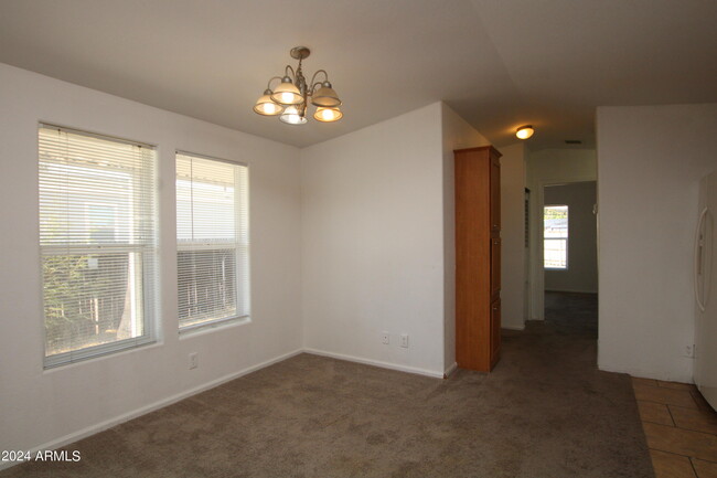 Foto del edificio - 8156 E Baltimore St