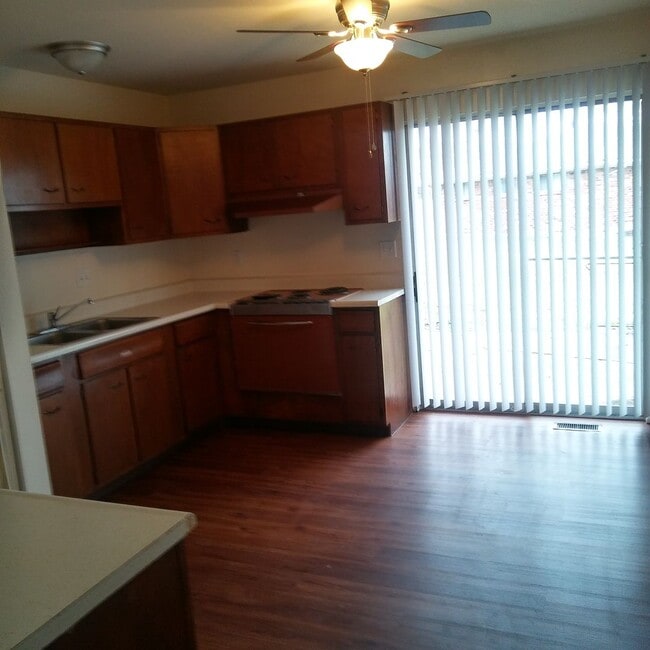 Building Photo - 2 bedroom ranch style apartment